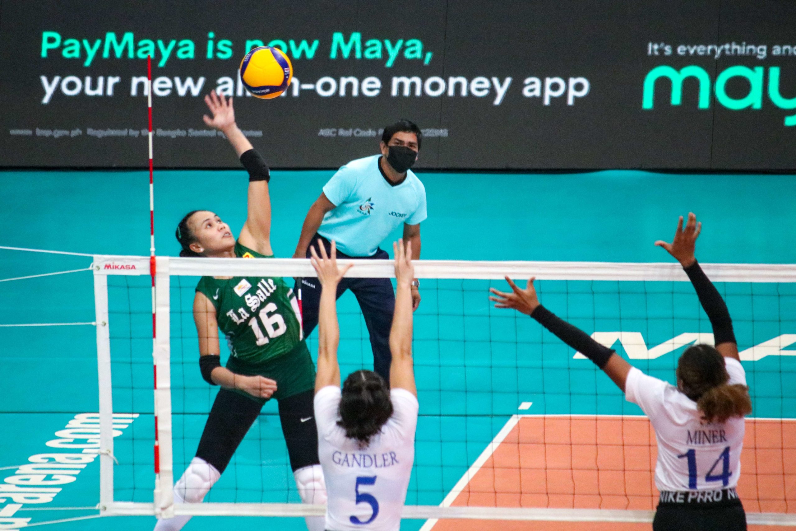 Tapatan ng magkaribal: DLSU Lady Spikers, itinudla ang ADMU Blue Eagles sa kanilang unang pagtutuos