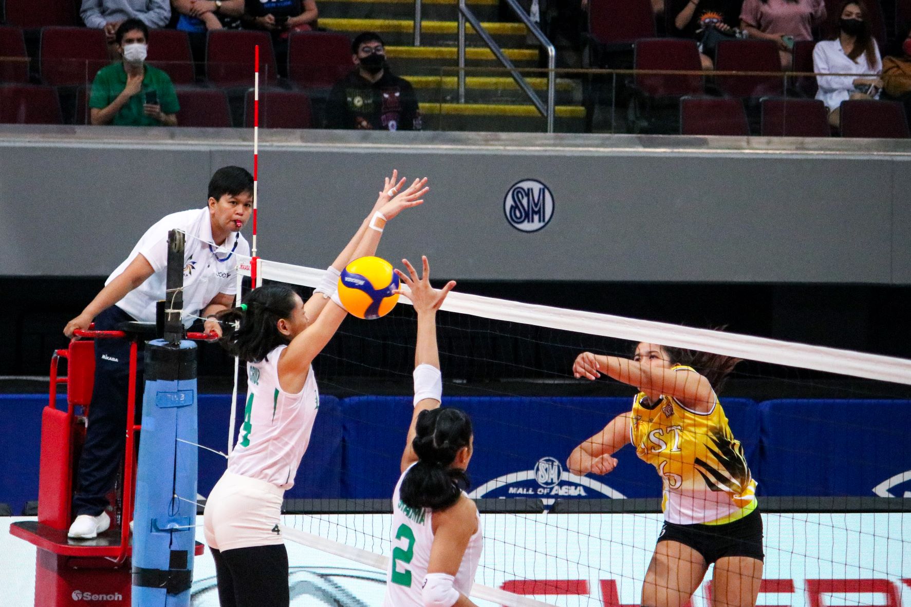 Dikit na bakbakan: DLSU Lady Spikers, nabiting asintahin ang bagsik ng UST Golden Tigresses!