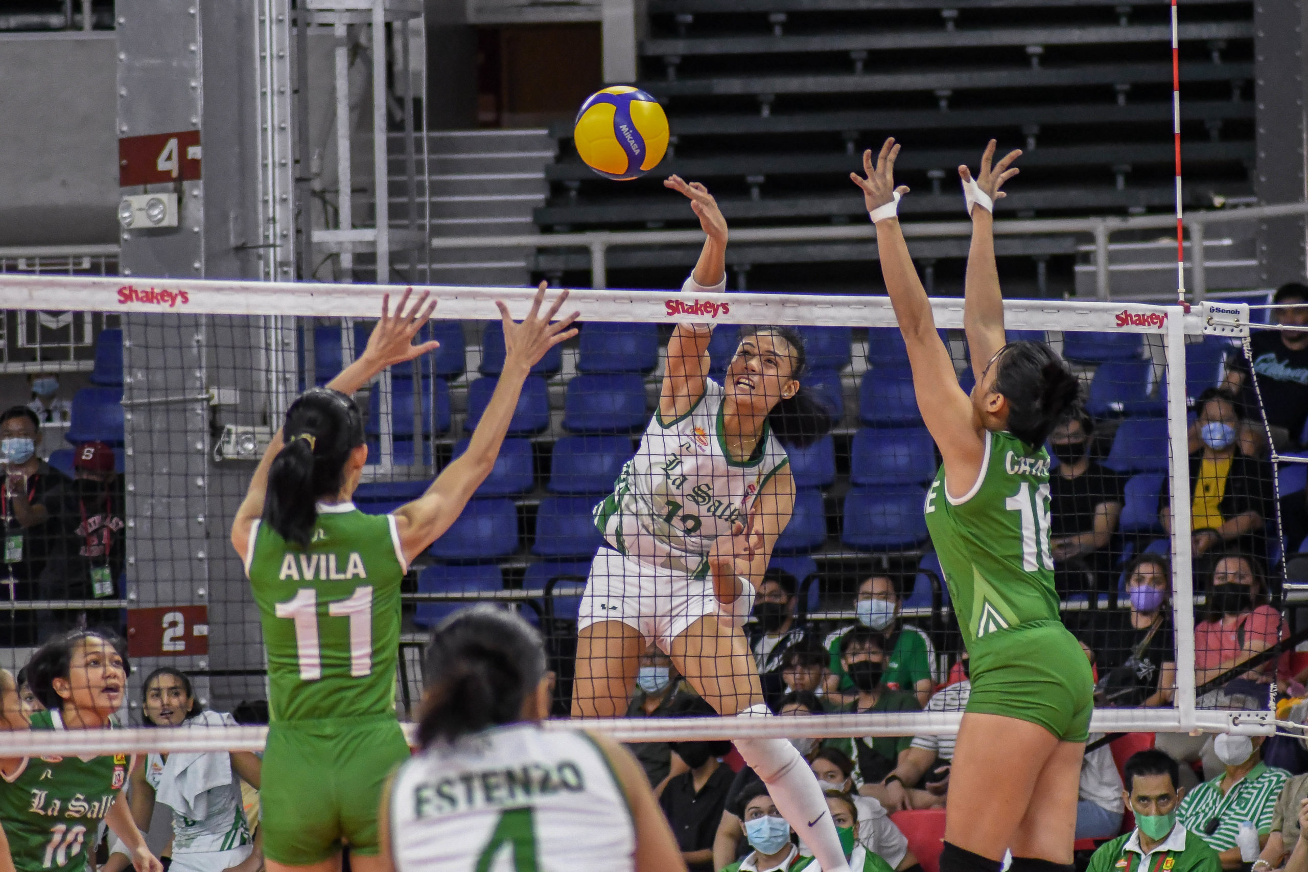 Read more about the article Lady Spikers, inapula ang pag-alab ng Lady Blazers sa Shakey’s Super League!