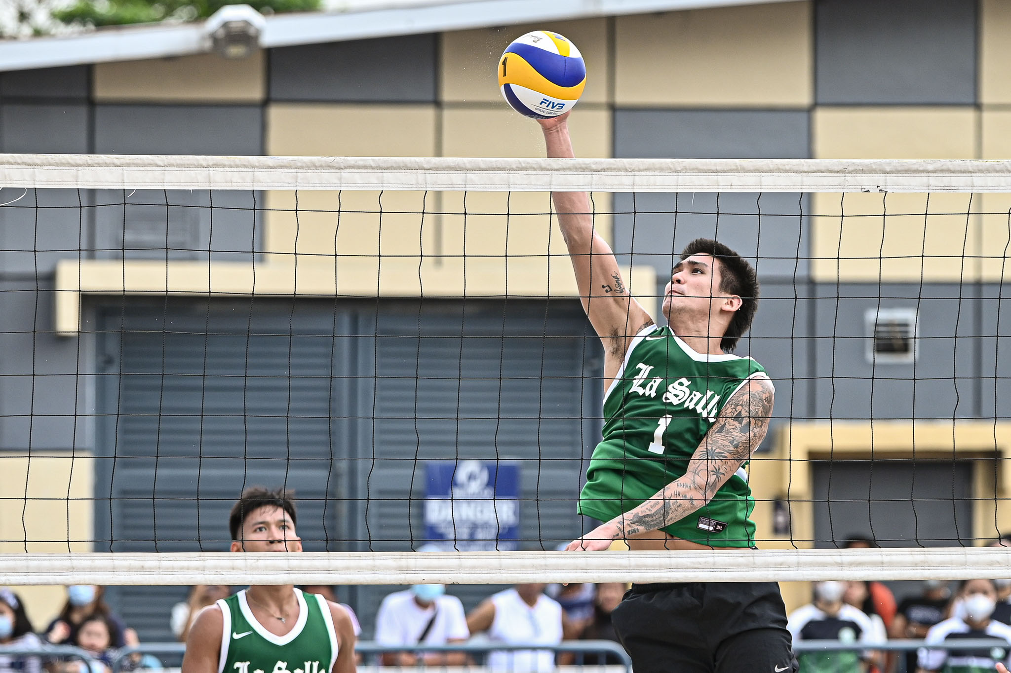 Read more about the article Green Spikers, sumubsob sa ikalawang araw ng UAAP Season 85 Men’s Beach Volleyball Tournament