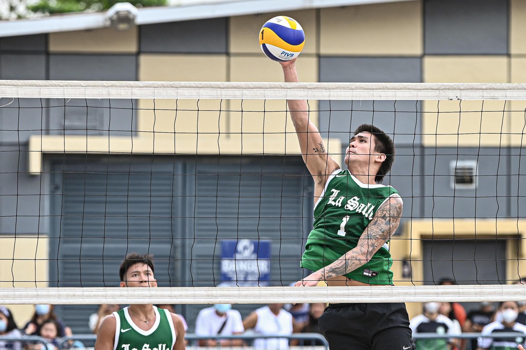Green Spikers, sumubsob sa ikalawang araw ng UAAP Season 85 Men’s Beach Volleyball Tournament