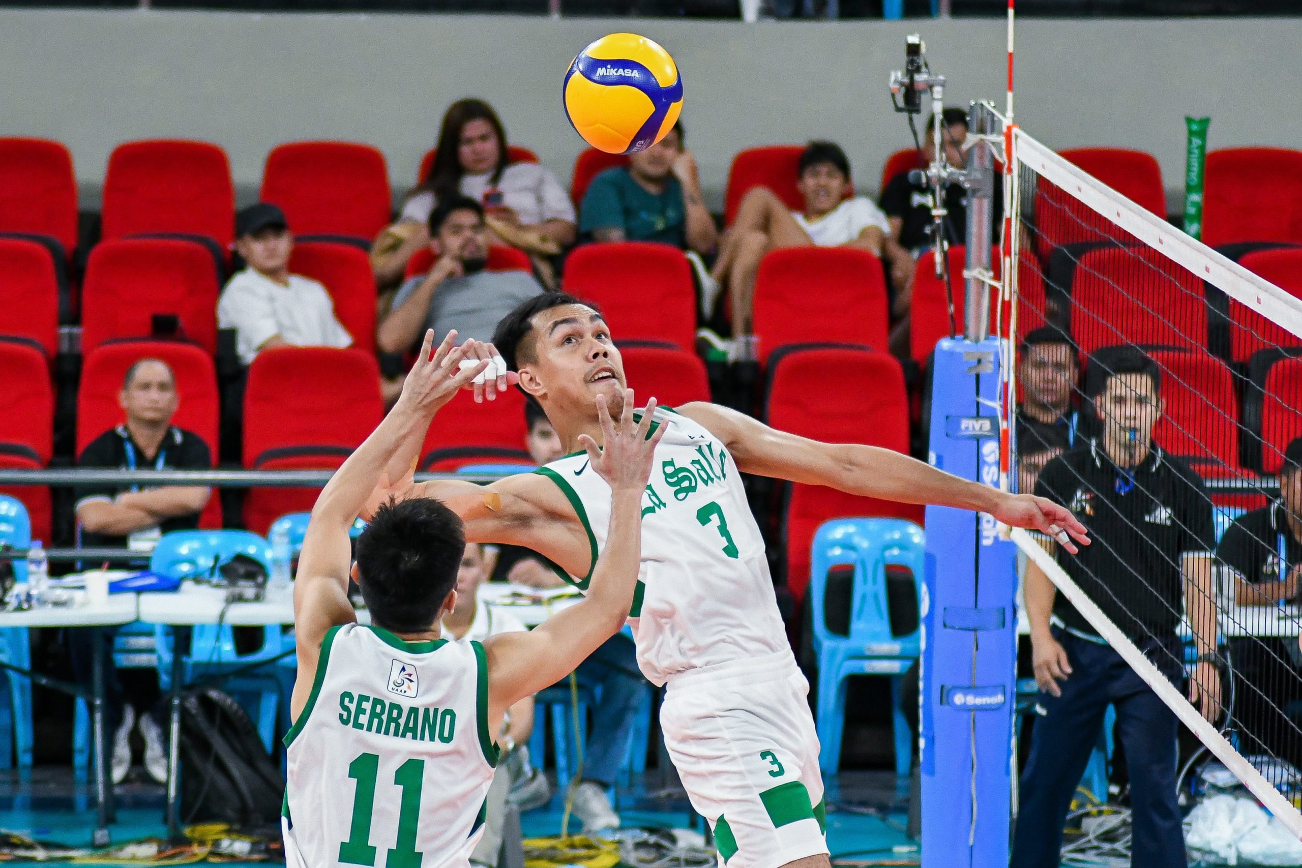 Read more about the article Green Spikers, pinosasan ang mga galamay ng Fighting Maroons!