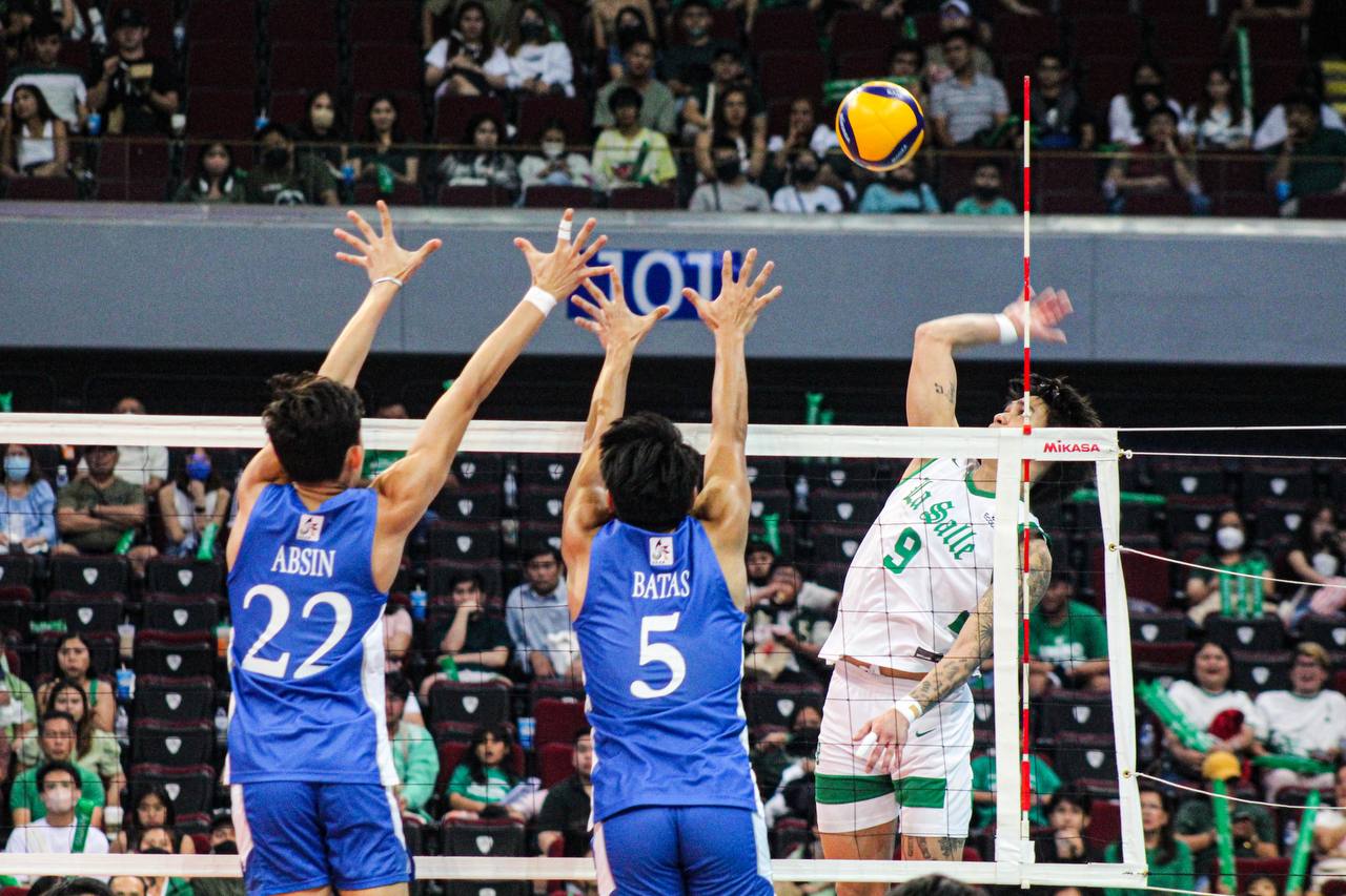 Read more about the article Green Spikers, natalisod sa kapit ng Blue Eagles!