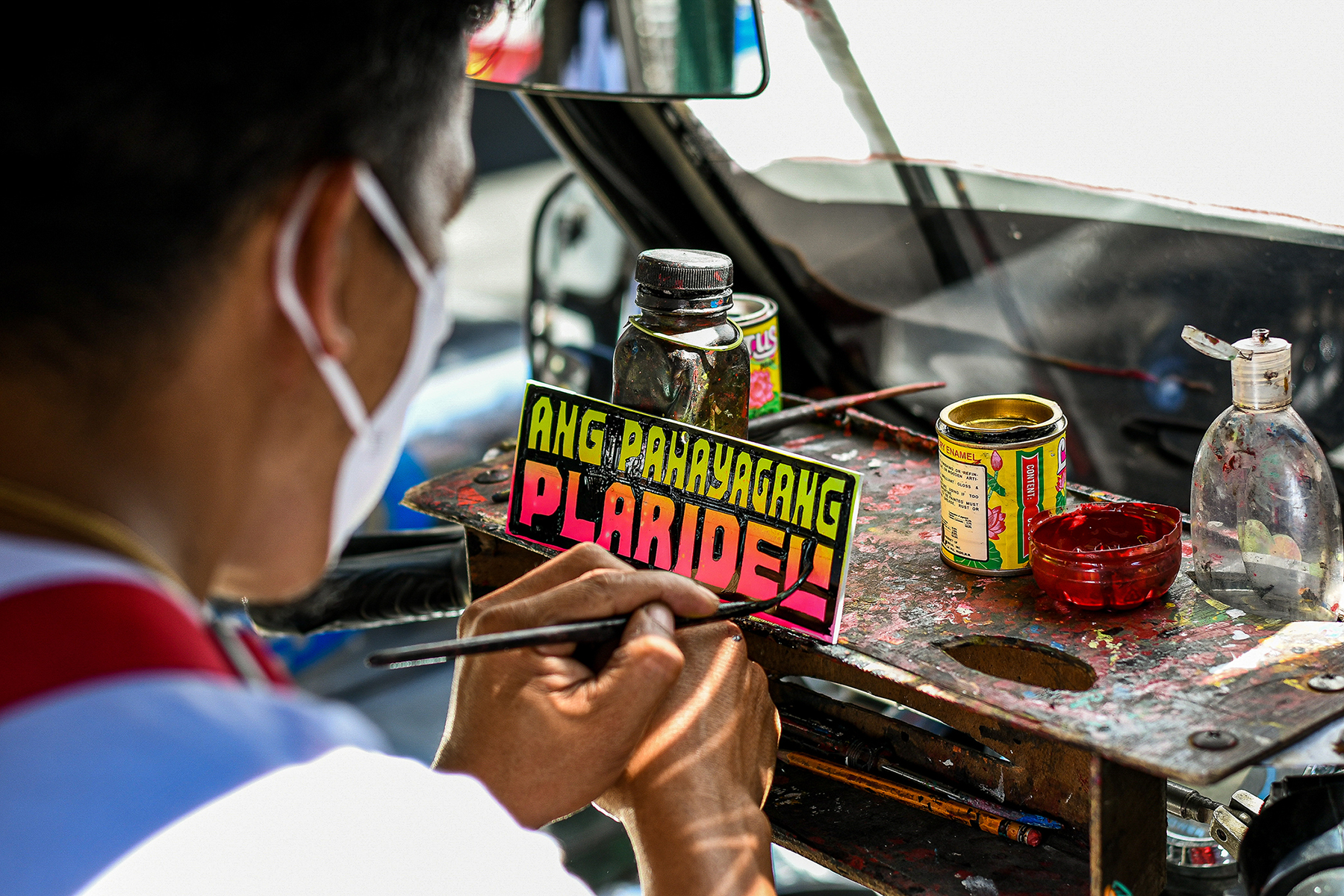 Read more about the article Pag-akay ng senyas na gumagabay: Nagdudumilat na danas ng isang tradisyonal na tagagawa ng karatula