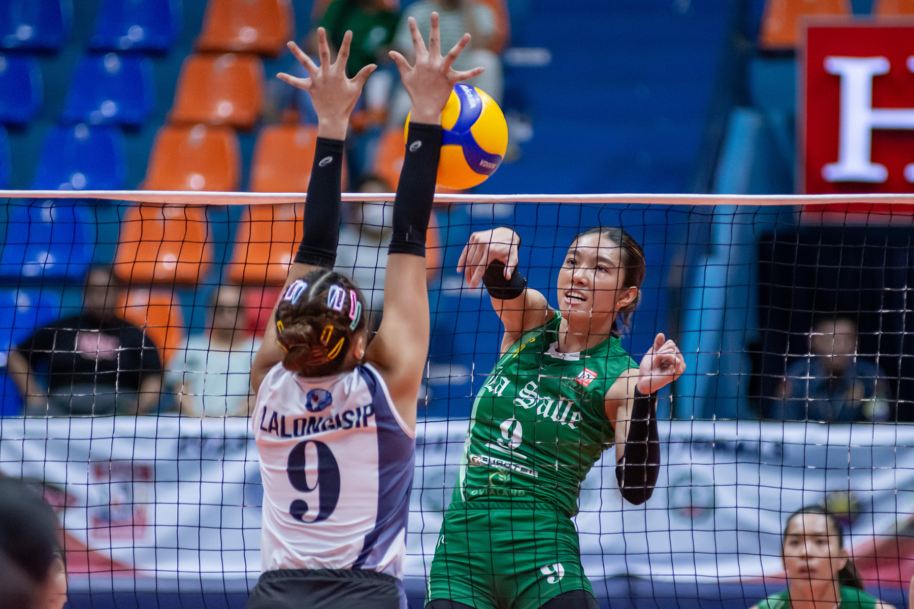 Read more about the article Lady Spikers, bigong mapatiklop ang bagwis ng Lady Falcons sa finals ng Shakey’s Super League