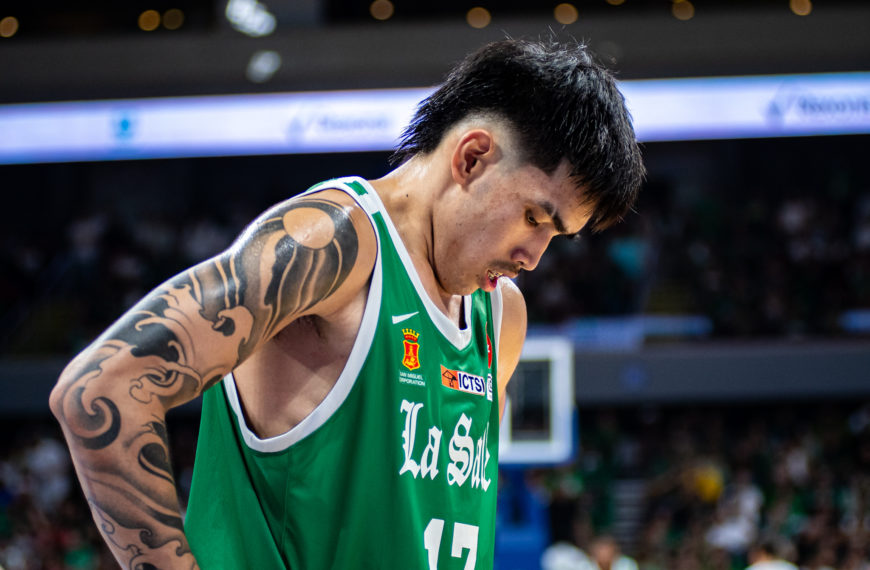 Green Archers, pinuruhan ng Fighting Maroons sa UAAP Finals Game 1