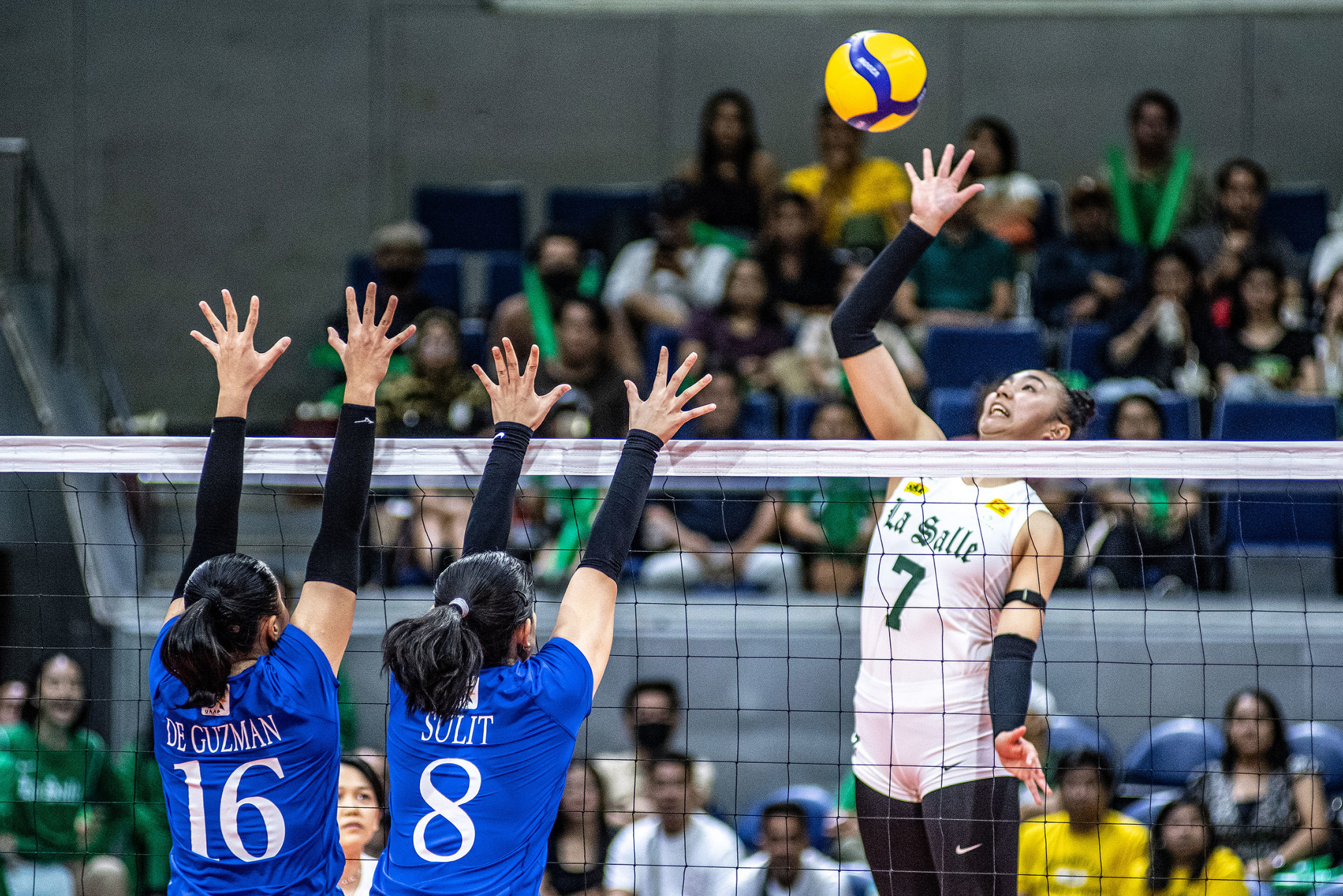 Read more about the article Lady Spikers, nilapnos ang pakpak ng Blue Eagles