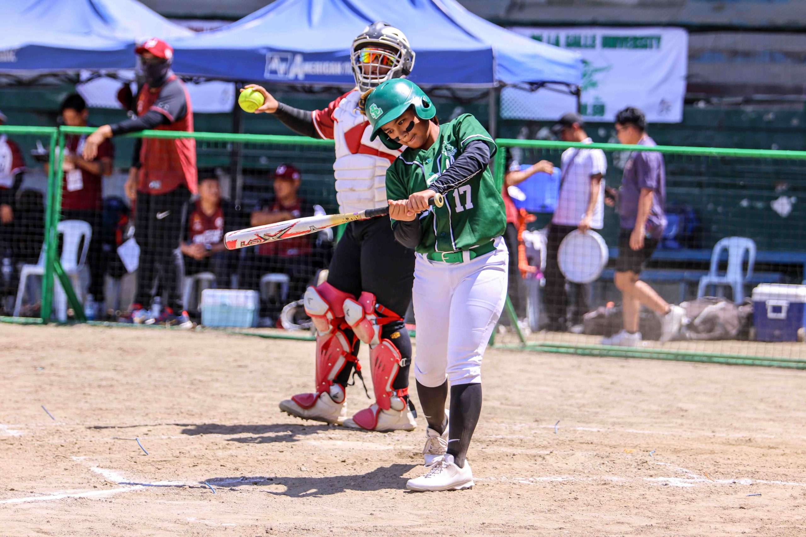 DLSU Lady Batters, bumigay sa patibong ng UP Softball Team