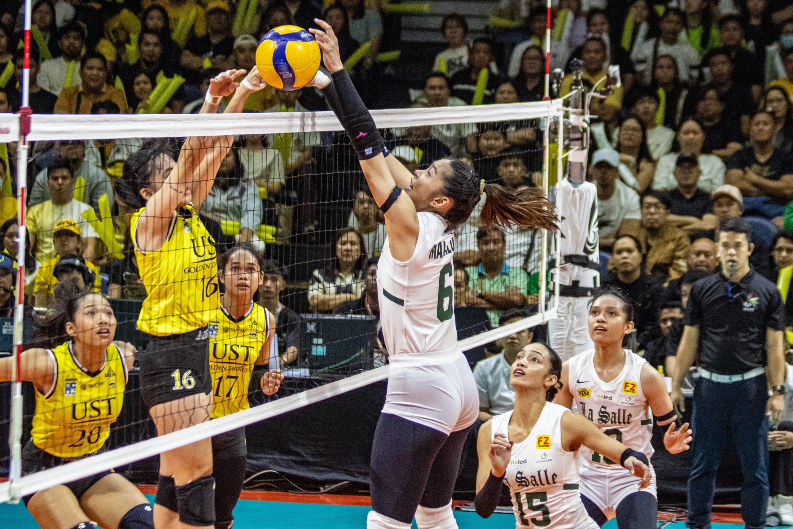 Lady Spikers, binakuran ang trono patungong finals kontra Golden Tigresses